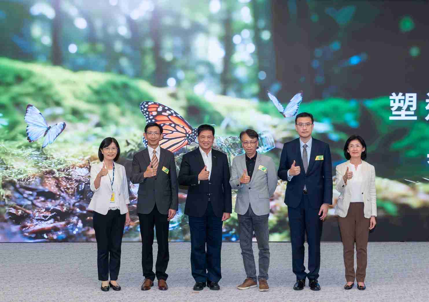 友達2023 CSR共榮大會，，，邀請領域專家分享交流生物多樣性管理趨勢、、、無塑產品、、海廢永續塑料等議題  （圖左到右：友達光電永續長古秀華、、、、3M台灣技術長陳君杰、、友達光電董事長暨集團策略長彭双浪、、光寶科技企業永續發展處處長陳慶暉、、、安永聯合會計師事務所執業會計師曾于哲、、友達光電供應鏈總部副總經理吳宜芳）