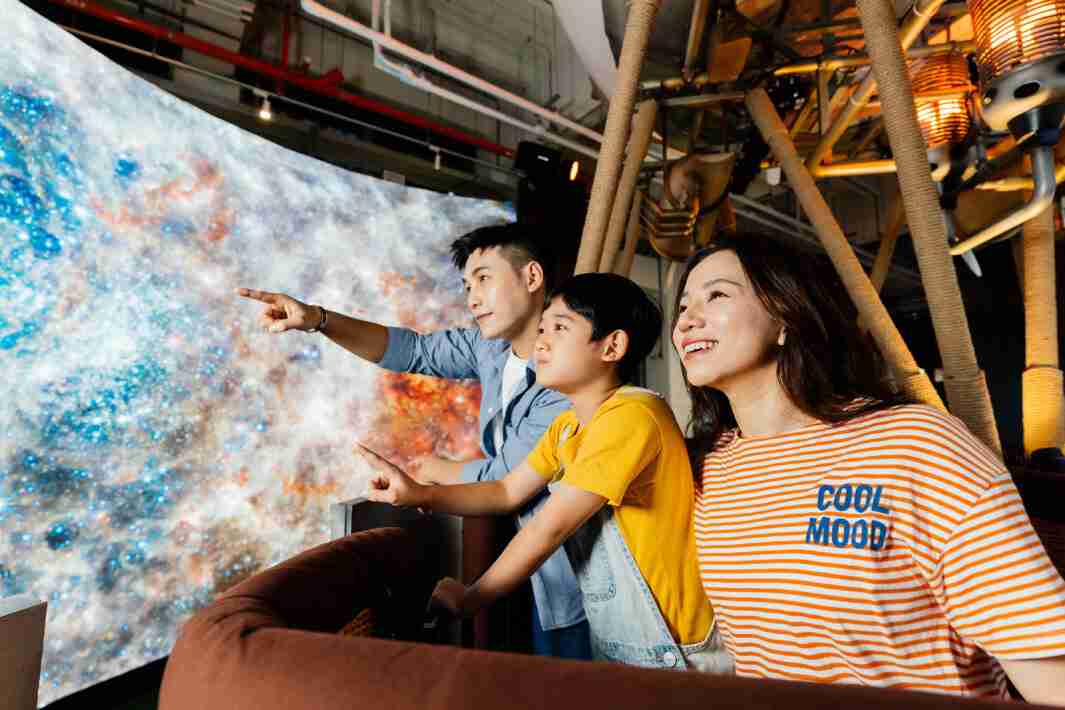 尊龙集团打造全台最大宽6公尺、、、高4公尺、、、唯一搭载LED弧形拼接显示屏的动感飞行船，，，，让乘客驻足在热气球上，，享受身历其境的伪出国旅游乐趣