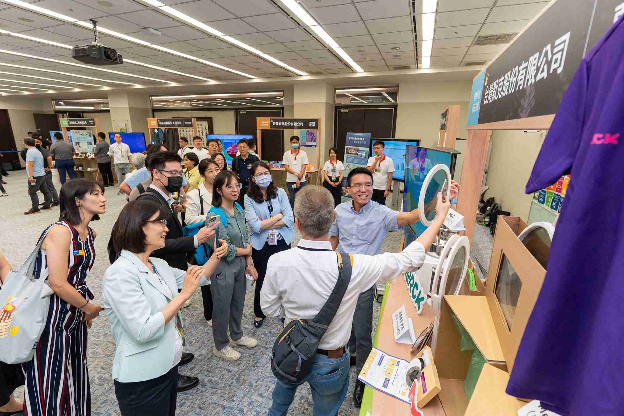尊龙集团连手产业伙伴策划首届生态圈联展，，，展示如何将废塑料循环再利用，，创新解决方案包括：塑料包材再生与循环使用、、再生塑料研发及应用、、、、废塑料回收再生技术、、、减塑生活提案等