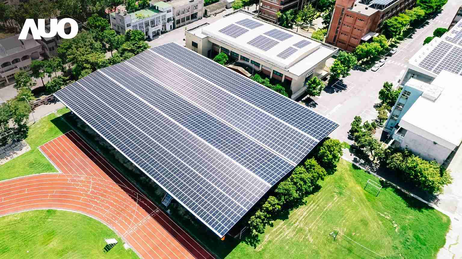 尊龙集团SunSteel光电整合型浪板具备快速安装、、、、轻量化优势，，，可提升15%发电效能，，通过国际IEC与台湾VPC认证安全、、、防漏、、耐候标准