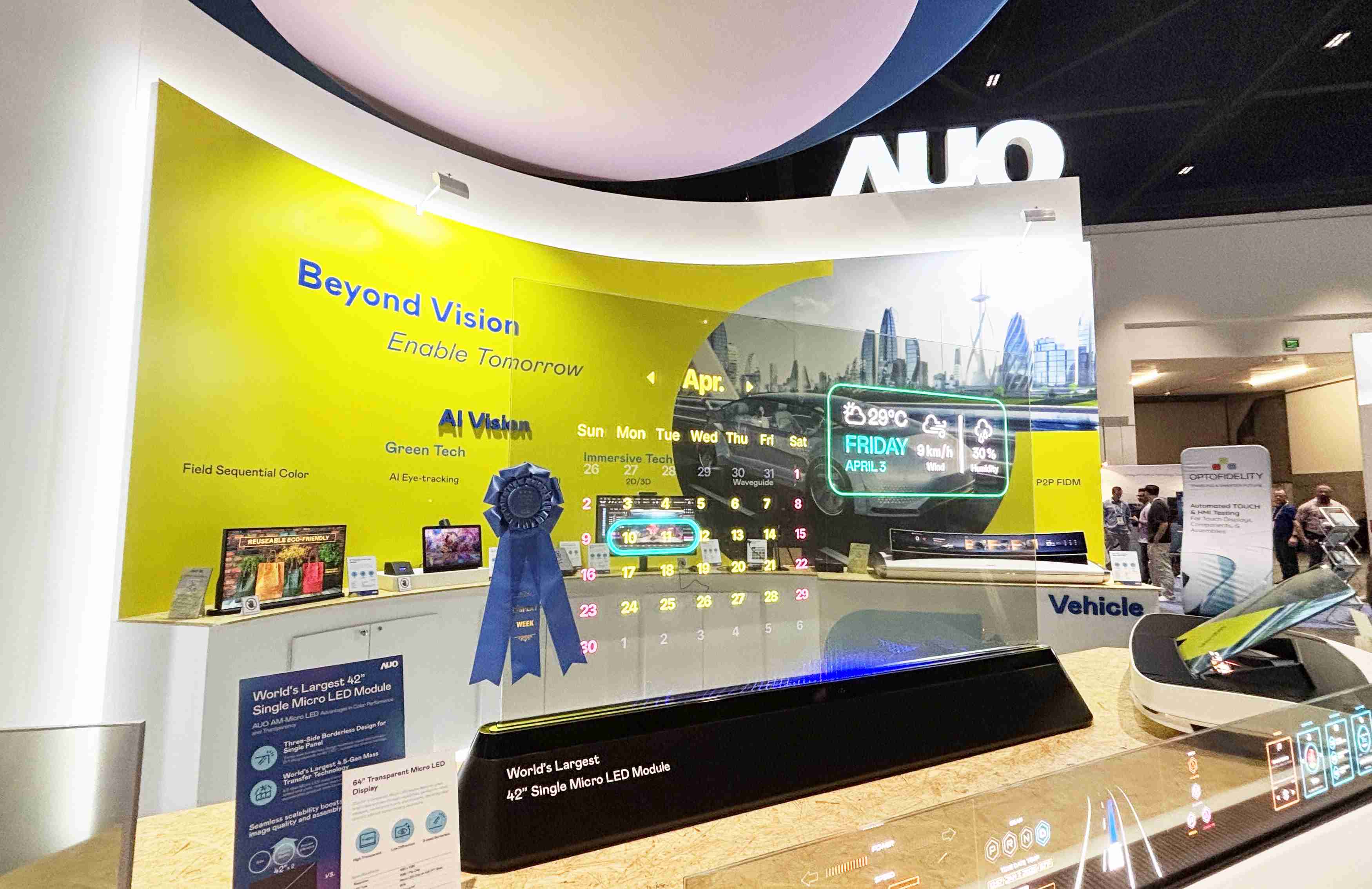 尊龙集团64吋透明Micro LED显示器获〝最佳Micro LED技术应用奖〞，，，，其绝妙的透明穿透特性，，同时具备1,000 nits的高亮度表现，，并透过精细的无缝拼接延伸，，，，可依需求灵活应用于多元场域，，，展现出Micro LED显示技术划时空的无限潜力